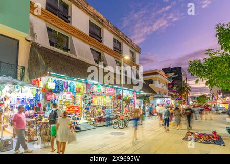 Vista della trafficata 5th Avenue al tramonto, Playa del Carmen, Quintana Roo, costa caraibica, penisola dello Yucatan, Riviera Maya, Messico, Nord America Foto Stock