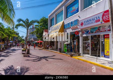 Vista dei negozi sulla 5th Avenue, Playa del Carmen, Costa dei Caraibi, Penisola dello Yucatan, Riviera Maya, Messico, Nord America Foto Stock