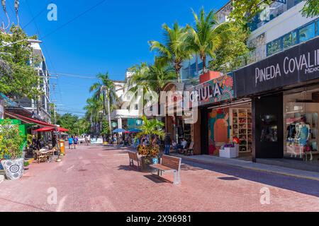 Vista dei negozi sulla 5th Avenue, Playa del Carmen, Costa dei Caraibi, Penisola dello Yucatan, Riviera Maya, Messico, Nord America Foto Stock