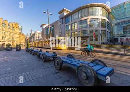 Vista del tram cittadino di Exchange Square, Manchester, Lancashire, Inghilterra, Regno Unito, Europa Foto Stock