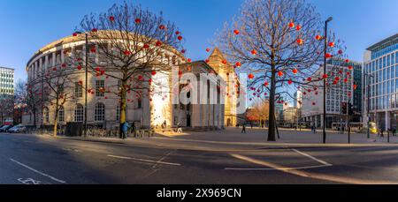 Vista delle lanterne cinesi e della biblioteca centrale in St. Peter's Square, Manchester, Lancashire, Inghilterra, Regno Unito, Europa Foto Stock