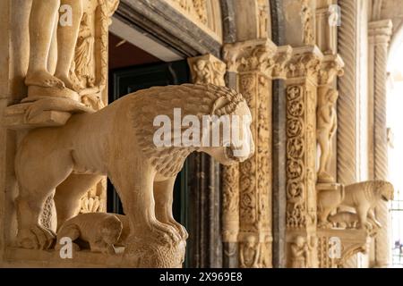 Löwe an Radovans Portal der Kathedrale des heiligen Laurentius a Trogir, Kroatien, Europa | Leone al Portale di Radovan, Chiesa di San Lorenzo, T Foto Stock