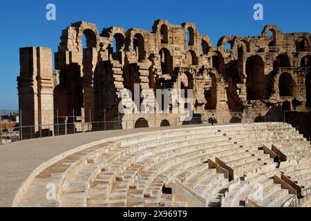 L'anfiteatro romano di El Jem, precedentemente Thysdrus in epoca romana, patrimonio dell'umanità dell'UNESCO, un anfiteatro ovale nella moderna città di El Jem, Tun Foto Stock