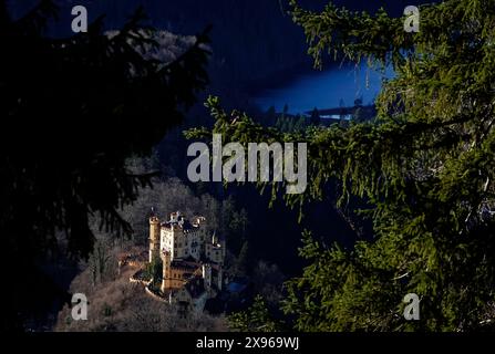 Schloss Hohenschwangau e il lago Alpsee, Baviera meridionale, Germania, Europa Foto Stock