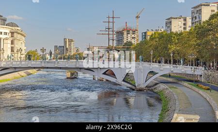 Skopje, Macedonia del Nord - 23 ottobre 2023: Statue di bronzo al Ponte delle civiltà sul fiume Vardar nella capitale. Foto Stock