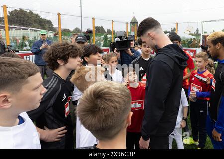 Kingston upon Thames, Regno Unito. 28 maggio 2024: L'Inghilterra International Declan Rice ha aperto una gabbia da calcio ristrutturata a Kingston upon Thames, SW Londra. Da bambino, Rice, 25 anni, ora centrocampista dell'Arsenal, trascorse la maggior parte delle serate qui al Dickerage Recreation Ground. Quando è tornato dove la sua carriera calcistica è iniziata, è stato mobbato da bambini locali e ha trascorso due ore a giocare con loro. Foto Stock