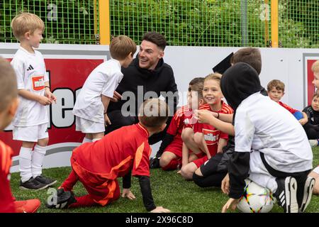 Kingston upon Thames, Regno Unito. 28 maggio 2024: L'Inghilterra International Declan Rice ha aperto una gabbia da calcio ristrutturata a Kingston upon Thames, SW Londra. Da bambino, Rice, 25 anni, ora centrocampista dell'Arsenal, trascorse la maggior parte delle serate qui al Dickerage Recreation Ground. Quando è tornato dove la sua carriera calcistica è iniziata, è stato mobbato da bambini locali e ha trascorso due ore a giocare con loro. Foto Stock