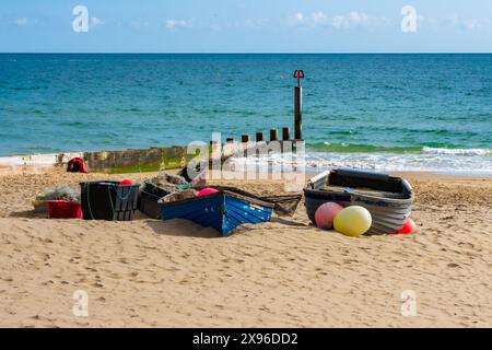 Branksome Dene Beach, Bournemouth, Regno Unito - 6 ottobre 2023: Barche a remi sulla spiaggia sabbiosa di fronte al mare. Foto Stock