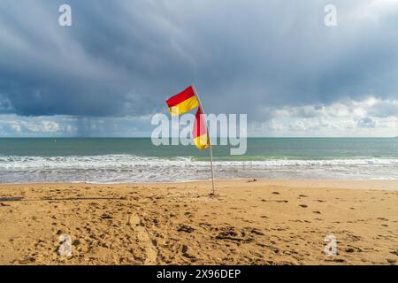 Bournemouth, UK - 22 settembre 2023: Bandiere di sicurezza sulla spiaggia est. Foto Stock