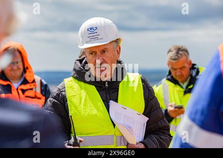 Sprengung Eines Absetzers im Tagebau Hambach, 29.5.2024 Sprengmeister Michael Schneider - RWE Power Hat AM 29.5.2024 im Tagebau Hambach einen so Genannten Absetzer gesprengt. MIT ungefähr 27 Kilo Sprengstoff, verteilt auf 300 Sprengladungen, wurde das riesige Gerät zerkleinert. Zuerst sollte die Maschine, Baujahr 1961, noch ein Braunkohlebagger werden, später wurde sie aber doch ein Absetzer. DAS macht sie zu einem Exokten im Tagebau: Baggerfahrwerk und Absetzer-Aufbau. DAS Gesamtgewicht beträgt 3818 Tonnen. Der Absetzer War 47 Meter Hoch, 148 Meter lang und 42 Jahre im Einsatz, zuerst im Tage Foto Stock