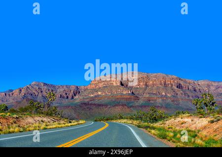 Autostrada tortuosa che attraversa il paesaggio mozzafiato dell'Arizona. Foto Stock