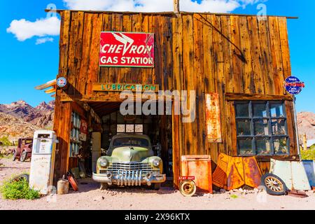 Nelson, Nevada - 15 aprile 2024: Vecchio camion trasformato in una minuscola cabina nella città fantasma di Nelson Foto Stock