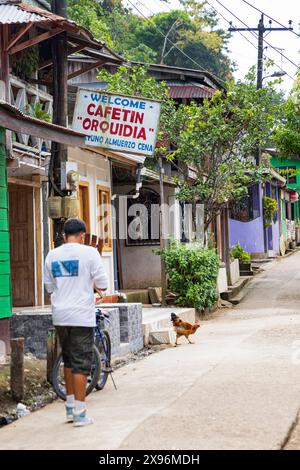 El Castillo , Nicaragua - 11 marzo 2024: Strada principale con ristoranti, hotel e case del villaggio El Castillo lungo il fiume San Juan in Nicaragua Foto Stock