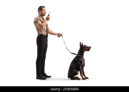 Guardia di sicurezza con un cane doberman che usa un walkie talkie isolato su sfondo bianco Foto Stock