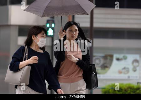 Tokyo, Giappone. 27 maggio 2024. Le donne con ombrelloni attraversano la strada in una giornata di pioggia a Tokyo. (Credit Image: © Stanislav Kogiku/SOPA Images via ZUMA Press Wire) SOLO PER USO EDITORIALE! Non per USO commerciale! Foto Stock