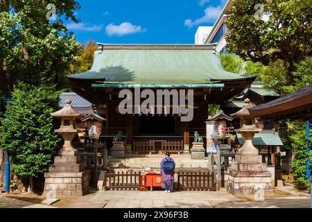 Religione e spiritualità in Giappone. Pregando di fronte al Santuario Gojoten nel Parco Ueno Foto Stock