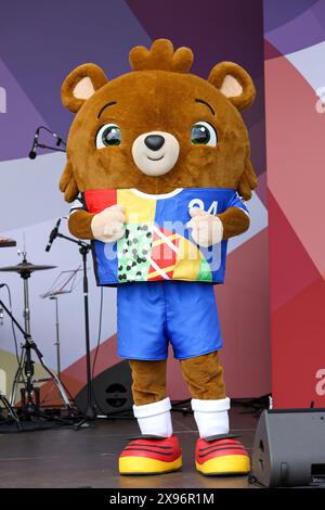 La mascotte ufficiale della UEFA EURO 2024 Albärt per il Campionato europeo di calcio partecipa al Festival della democrazia (Demokratiefest), Spreebogenbühne Foto Stock