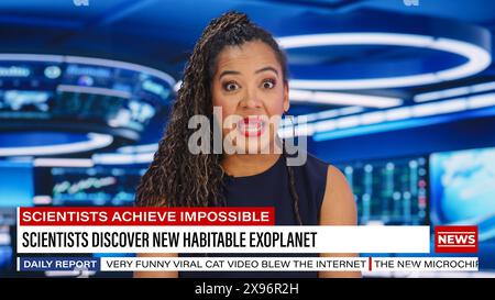 TV Live News Program con Black Female Presenter Reporting. Colloqui con Anchorwoman esperta del canale televisivo via cavo. Concetto di trasmissione di rete mock-up in Newsroom Studio. Grandangolo medio Foto Stock