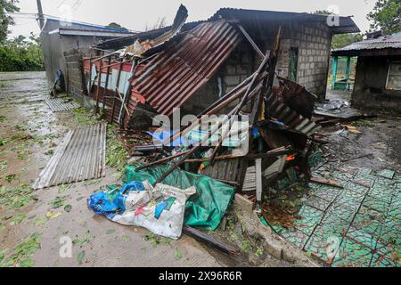 Laguna, Calabarzon, Filippine. 28 maggio 2024: Una cucina e una casa filippina danneggiate dai forti venti. Il tifone Ewiniar (nome filippino Aghon) ha lasciato dietro di sé almeno 7 dead, centinaia di case danneggiate e migliaia di persone evacuate dalle loro case. Questa prima tempesta del 2024 è arrivata dopo mesi di caldo torrido causato dal fenomeno Long El Nino. Prevista per troppo tempo come depressione tropicale da Pagasa (clima PH), la sua intensità sorprese molti filippini impreparati, causando molta distruzione e danni. Crediti: Kevin Izorce/Alamy Live News Foto Stock