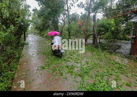 Laguna, Calabarzon, Filippine. 28 maggio 2024: Cavi elettrici e Internet strappati dalla forza dei venti. Meralco dice che l'energia è stata ripristinata nelle aree colpite da Aghon. Il tifone Ewiniar (nome filippino Aghon) ha lasciato dietro di sé almeno 7 dead, centinaia di case danneggiate e migliaia di persone evacuate dalle loro case. Questa prima tempesta del 2024 è arrivata dopo mesi di caldo torrido causato dal fenomeno Long El Nino. Prevista per troppo tempo come depressione tropicale da Pagasa (clima PH), la sua intensità sorprese molti filippini impreparati, causando molta distruzione. Crediti: Kevin Izorce/Alamy Live News Foto Stock