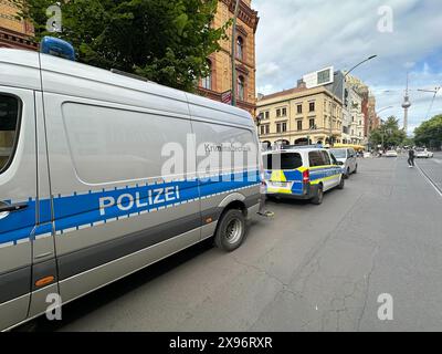 Berlino, Germania. 29 maggio 2024. Veicoli della polizia sul lato della strada a Oranienburger Straße. Una persona è caduta sotto un treno alla stazione della S-Bahn Oranienburger Straße di Berlino ed è morta. Crediti: Paul Zinken/dpa/Alamy Live News Foto Stock