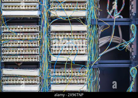 Cavi telefonici fissi in una scatola di derivazione su London Street, Inghilterra Foto Stock