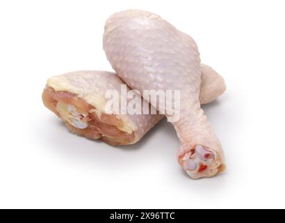 cosce di pollo crude isolate su sfondo bianco Foto Stock