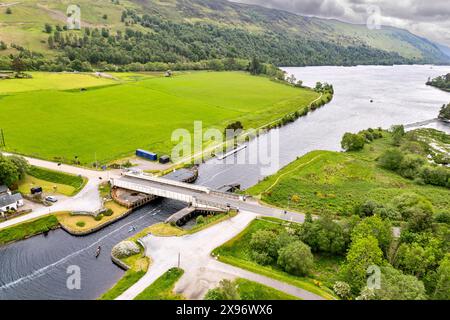 Caledonian Canal Scotland canoe vicino al ponte sospeso bianco A82 Aberchalder e Loch Oich in lontananza Foto Stock