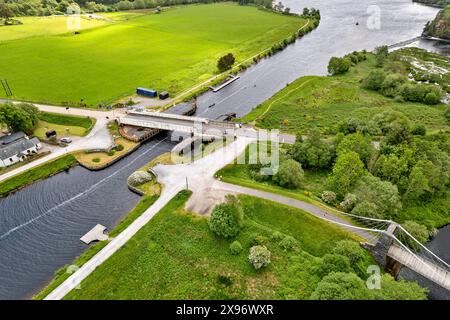 Caledonian Canal Scotland canoe vicino al ponte sospeso bianco A82 Aberchalder The weir e River Oich Bridge Foto Stock