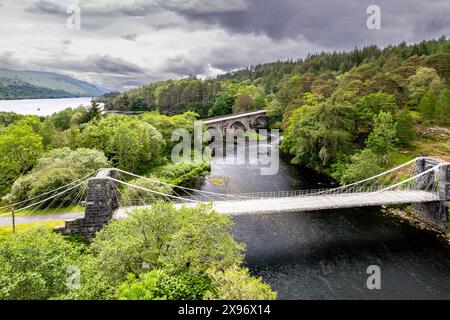 Caledonian Canal Scotland Loch Oich il ponte stradale A82 e il ponte weir and River Oich un ponte sospeso bianco Foto Stock