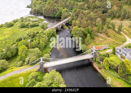 Caledonian Canal Scotland il ponte stradale A82 e il ponte weir and River Oich Bridge, un ponte sospeso bianco Foto Stock