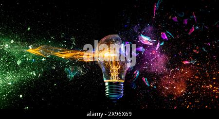 Lampadina creativa che rompe scintille colorate sullo sfondo dell'adark Foto Stock