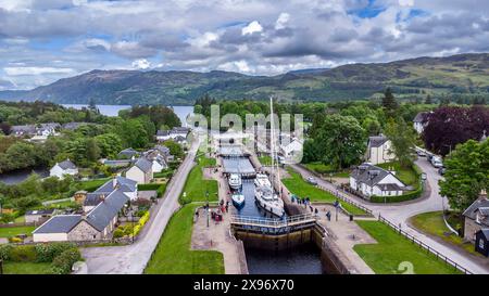 Fort Augustus Scotland Telford 5 chiuse sul canale Caledonian qui 4 chiuse il ponte oscillante e gli yacht Foto Stock