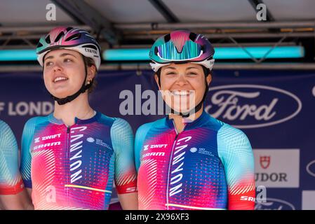 Le riders di Canyon SHRAM alla Ford RideLondon Classique Women's WorldTour 2024 tappa due a Maldon, Essex, Regno Unito Foto Stock