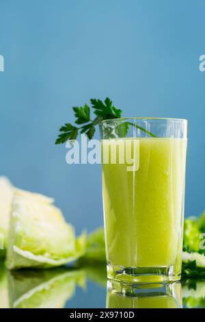 frullato vegetariano a base di verdure verdi, cavolo, lattuga, verdure. Foto Stock