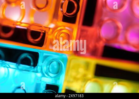 Sfondo astratto colorato cerchi lucidi traslucidi e componenti di forme geometriche per la carta da parati digitale con sfondo tecnologico Foto Stock