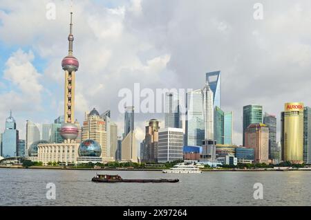 Lo skyline di Pudong e il fiume Huangpu sono visti dal Bund, Shanghai, Cina Foto Stock