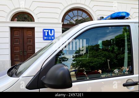 Vienna, Austria. 29 maggio 2024. La polizia rompe il campo di protesta pro-palestinese di fronte all'Università di tecnologia di Vienna (tu) Foto Stock