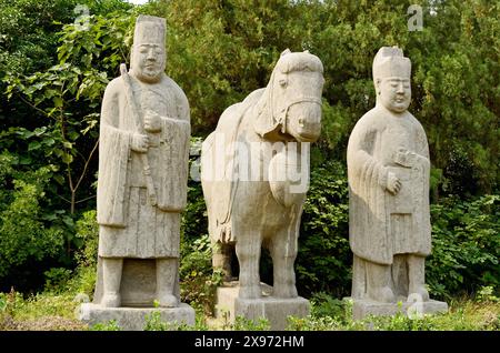 Antiche statue di pietra sulla via Sacra, tombe imperiali della dinastia Song del Nord, mausoleo di Yongxi, Xicun, Gongyi, Henan, Cina Foto Stock