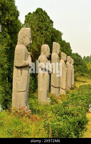 Antiche statue di pietra sulla via Sacra, tombe imperiali della dinastia Song del Nord, mausoleo di Yongxi, Xicun, Gongyi, Henan, Cina Foto Stock