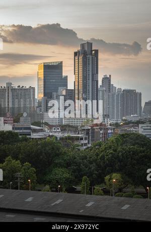 Bangkok, Tailandia - 29 maggio 2024 - splendide nuvole nel cielo sulla grande città metropolitana di Bangkok. Vista dei grattacieli e del suggestivo cielo prima del sole Foto Stock