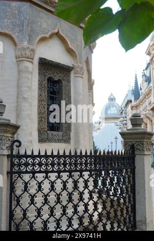 Splendida finestra decorata del monastero di Stavropoleos nel centro storico di Bucarest, con altri splendidi edifici antichi sullo sfondo. La chiesa lo era Foto Stock