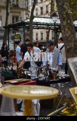 Parigi, Francia coppia non identificata che guarda l'antiquariato in un mercato delle pulci a Abbesses, Parigi. Foto Stock