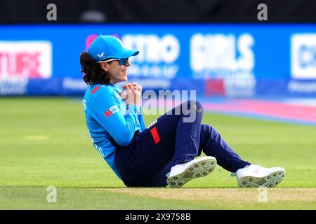 L'inglese Maia Bouchier cattura la palla del pakistano Muneeba Ali durante la terza partita internazionale di un giorno femminile al Cloud County Ground, Chelmsford. Data foto: Mercoledì 29 maggio 2024. Foto Stock