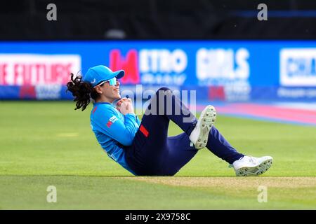 L'inglese Maia Bouchier cattura la palla del pakistano Muneeba Ali durante la terza partita internazionale di un giorno femminile al Cloud County Ground, Chelmsford. Data foto: Mercoledì 29 maggio 2024. Foto Stock