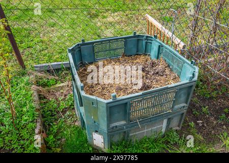 Contenitore per compost in giardino, che utilizza rifiuti verdi e cucina per preparare fertilizzanti organici Foto Stock