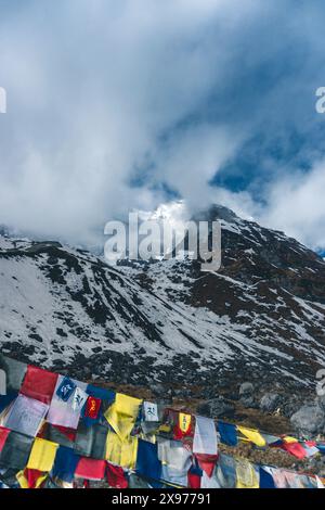 Bandiere di preghiera tibetane sulle montagne del nepal, montagna in nepal, monte everest, bandiere della montagna Foto Stock