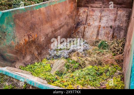 Grande contenitore con rifiuti verdi in parchi pubblici, impianti di riciclaggio o compostaggio Foto Stock