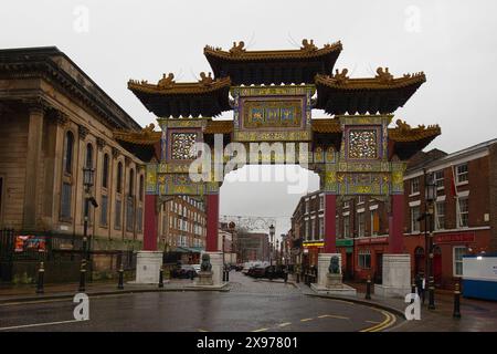 Inghilterra, Liverpool - 2 gennaio 2024: L'arco cinese in Nelson Street è l'arco cinese più alto d'Europa. Foto Stock