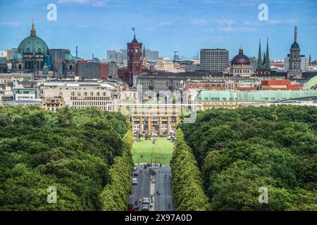 Berlin von oben Blick von der Siegessäule auf das Brandenburger Tor und das Rote Rathaus, mai 2024 Deutschland, Berlin, mai 2024, Berlin von oben, Blick von der Siegessäule auf die Stadt mit dem Wahrzeichen Brandenburger Tor, Hotel Adlon, Rotem Rathaus, Berliner Dom Links, dem rekonstruierten Berliner Stadtschloss, Nikolaikirche rechts, Vvorn der Tiergarten als Grüner Park im Zentrum, vor dem Brandenburger Tor sieht man schon die fan zone zur kistomstadt, Frühling Großstadt *** Berlino dall'alto Vista dalla colonna della Vittoria alla porta di Brandeburgo e la Foto Stock